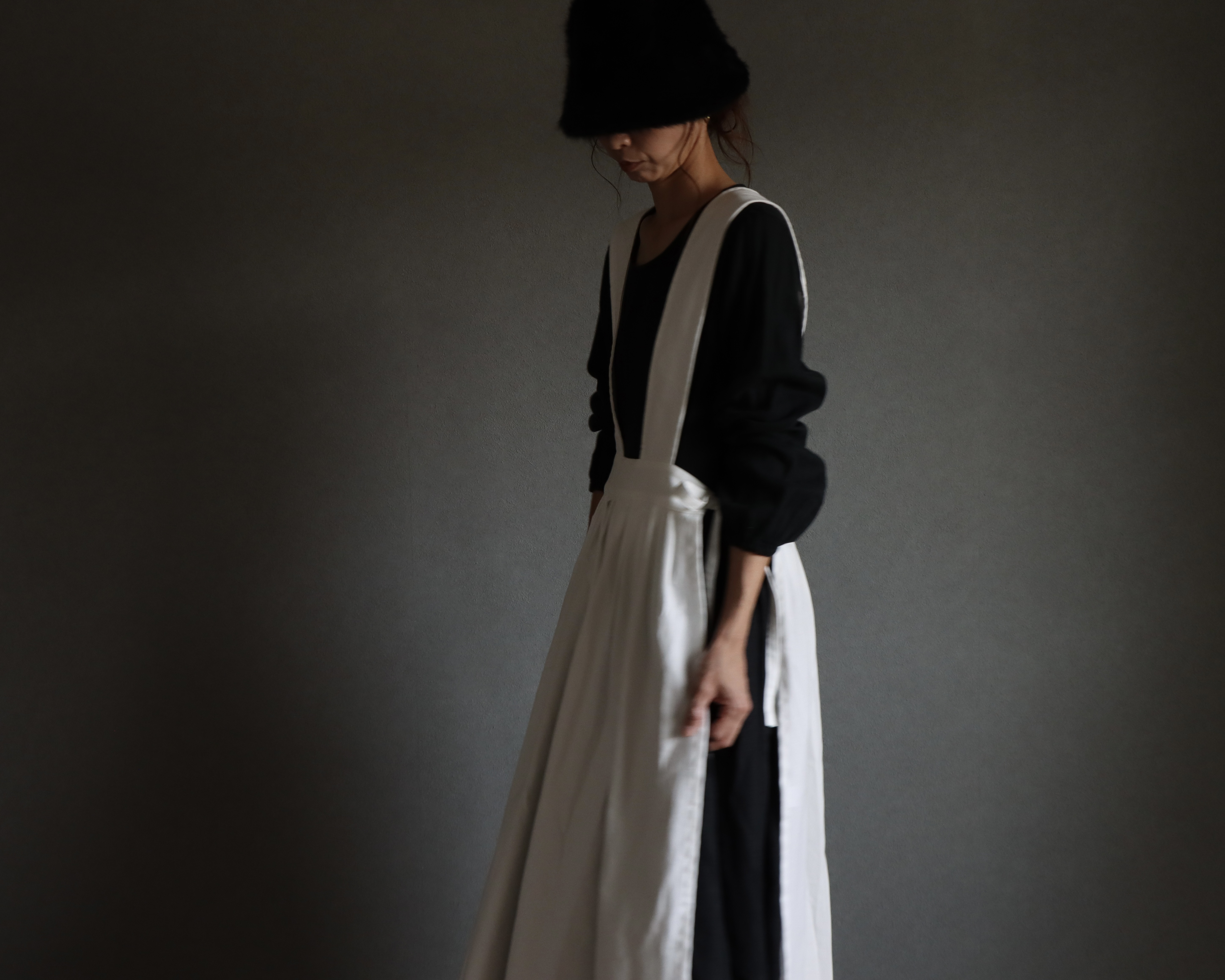 前後2wayデニムジャンパースカート／岡山児島6オンスデニムサイドリボンデザインエプロンワンピース／オフホワイト