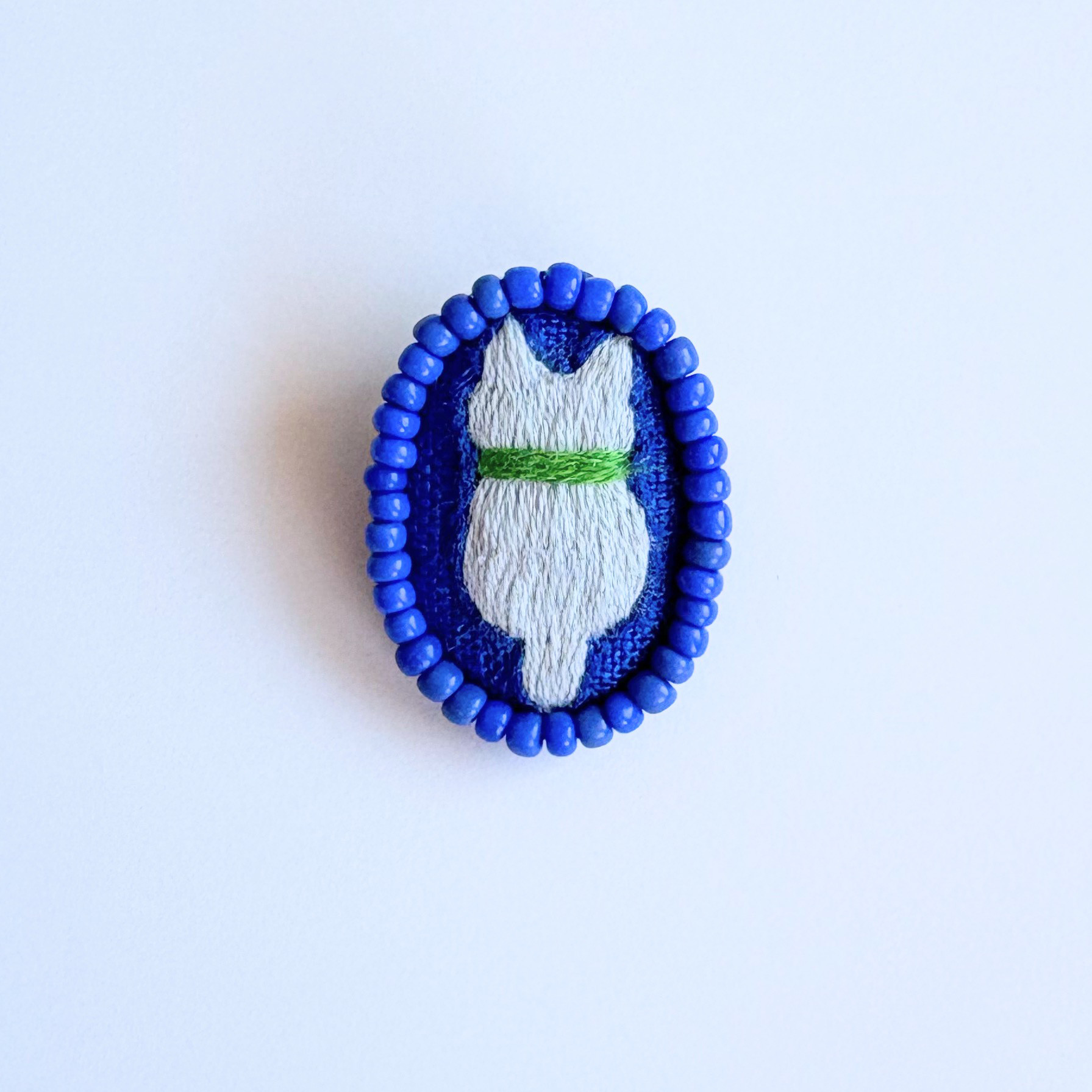 ビーズで飾ったこねこのミニ刺繍ブローチ【botanical】#441