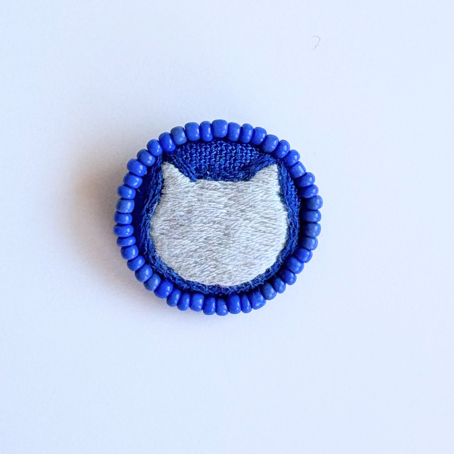 ビーズで飾った北欧風こねこのミニ刺繍ブローチ【hokuo】#443