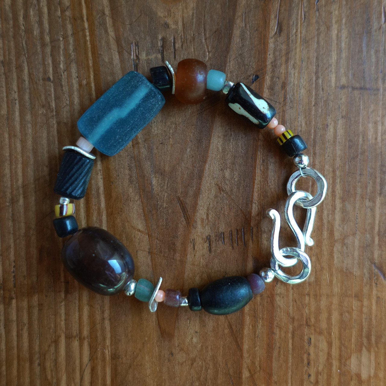 ヴィンテージガラスビーズプレスレッドVintage glass bead bracelet (blue & brown)