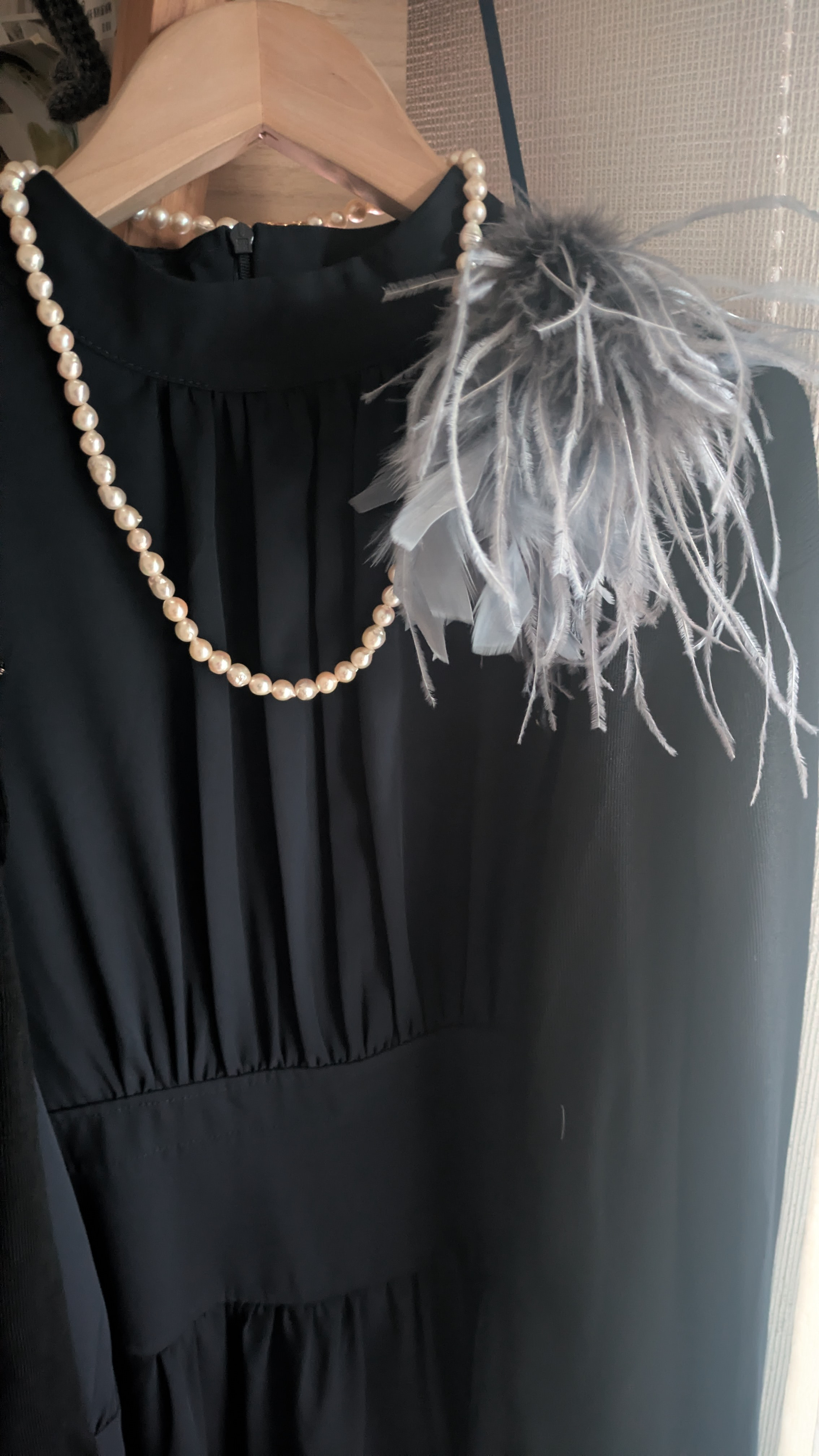 ｓサイズ　艶のあるブルーグレー羽根とオーストリッチのコサージュ（マグネット付）