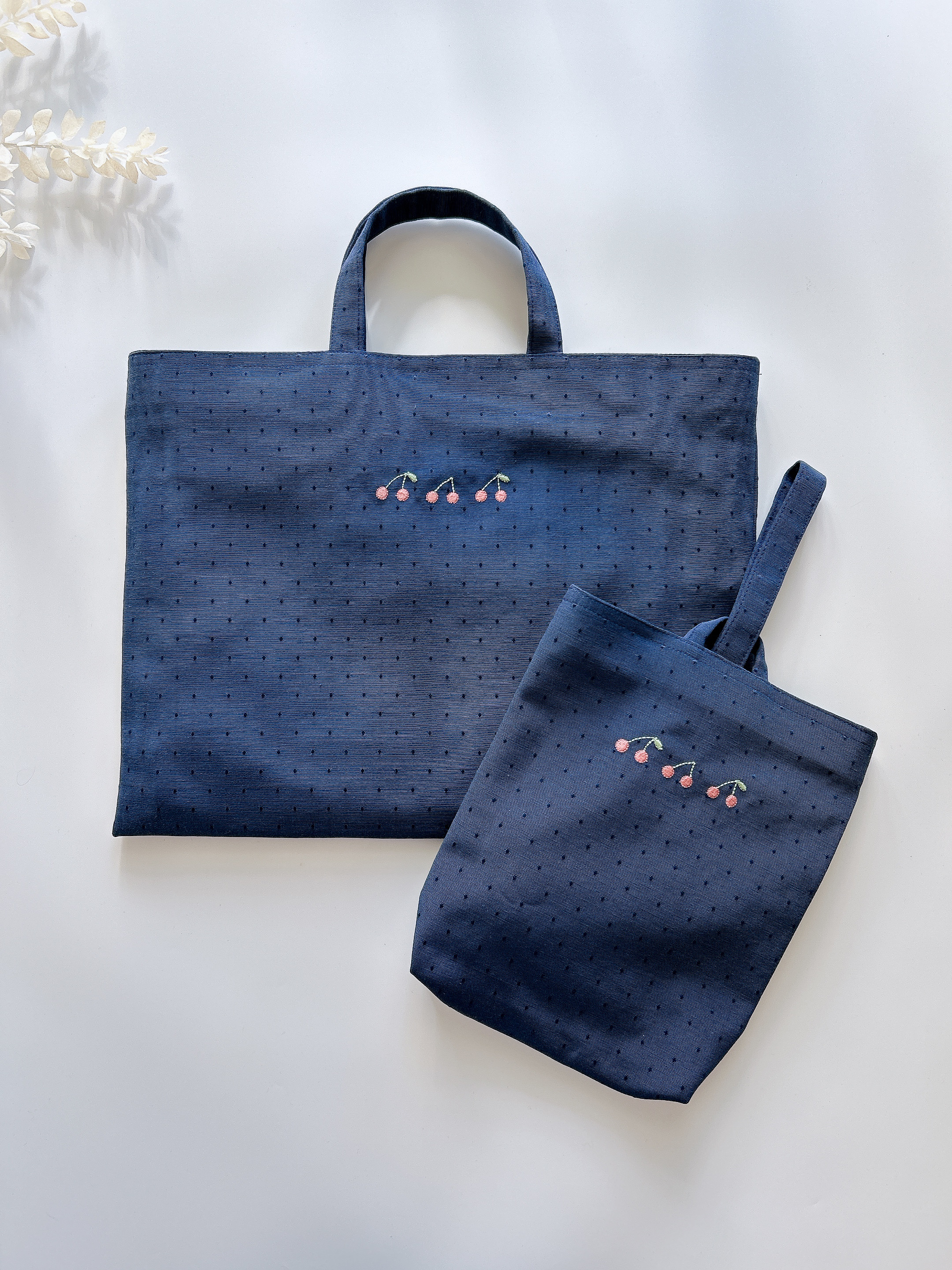 【2点セット・選べるサイズ】さくらんぼ刺繍の紺色レッスンバッグ・上履き袋・セット・名入れ刺繍