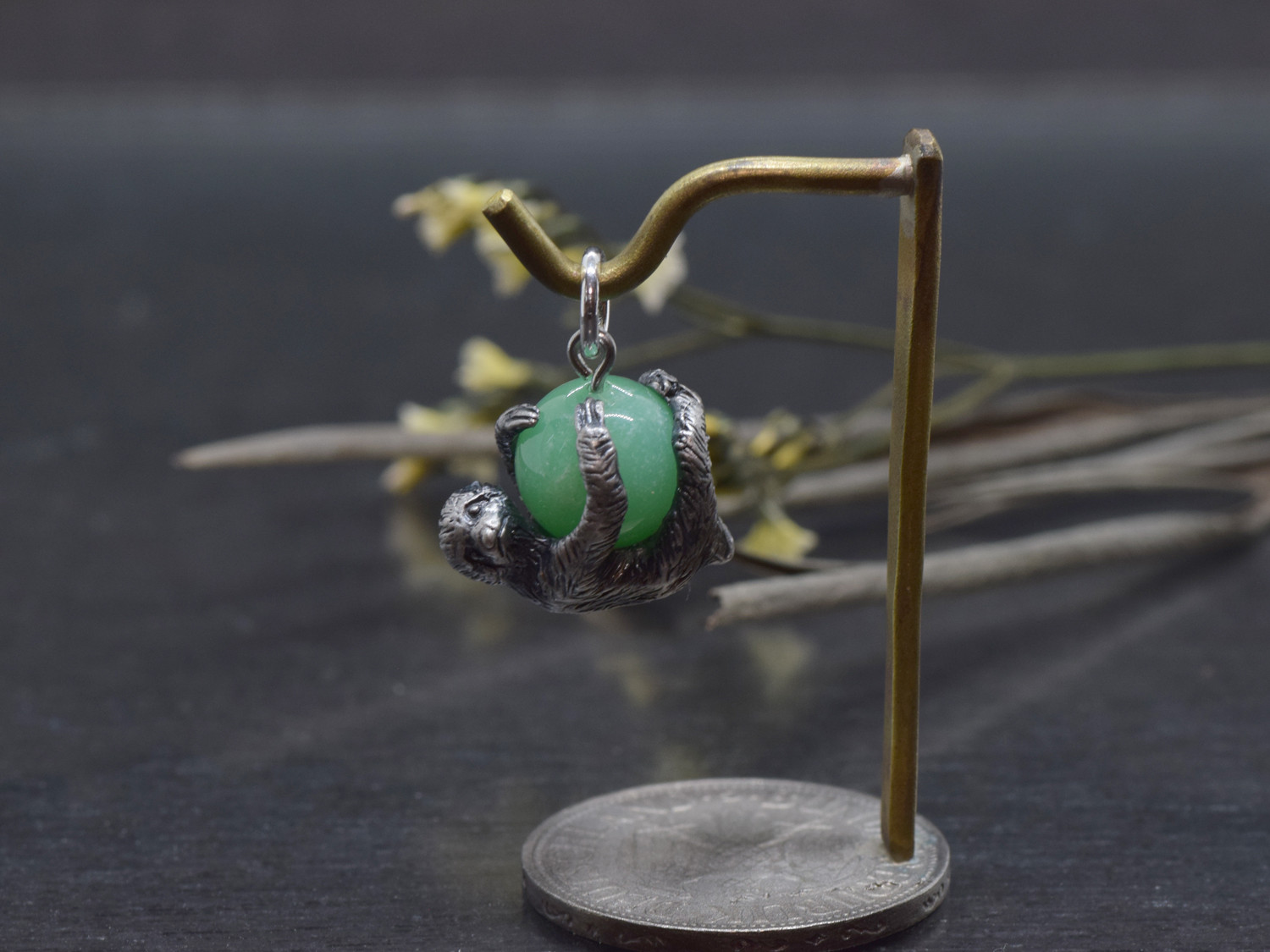 限定1点　スロ〜ライフなナマケモノ玉ペンダント　クリソプレーズ　革ヒモネックレス付き