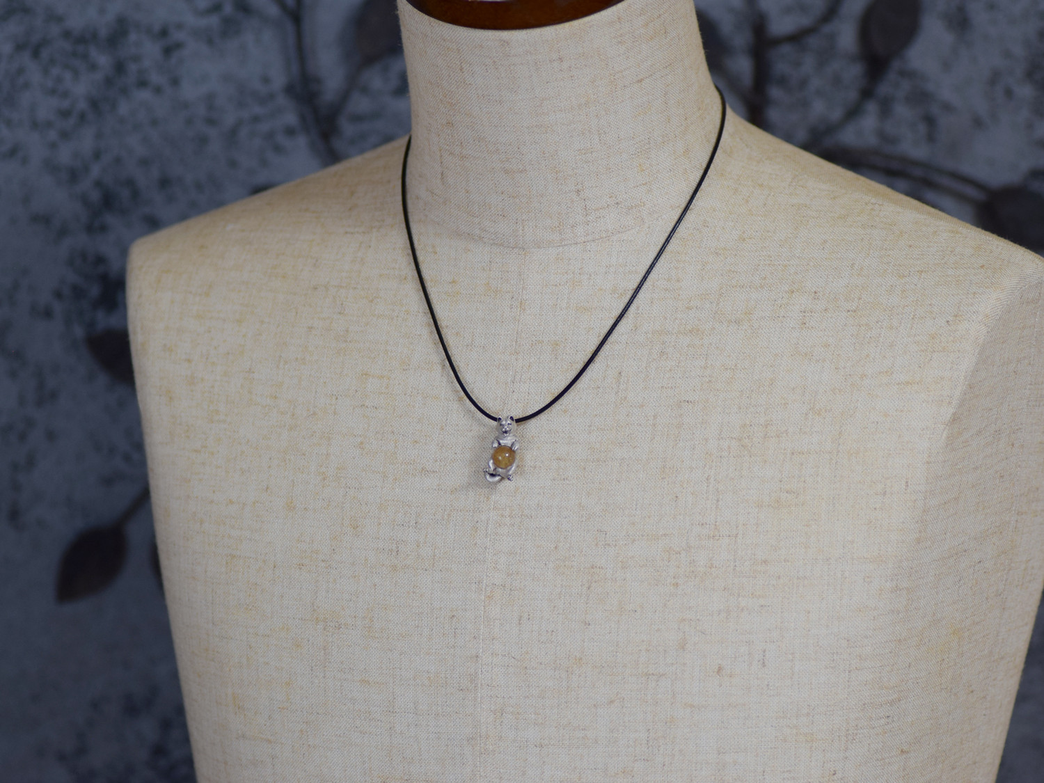 限定1点　犬アクセサリー　柴犬玉ペンダント　ルチルクォーツ　革紐ネックレス付き