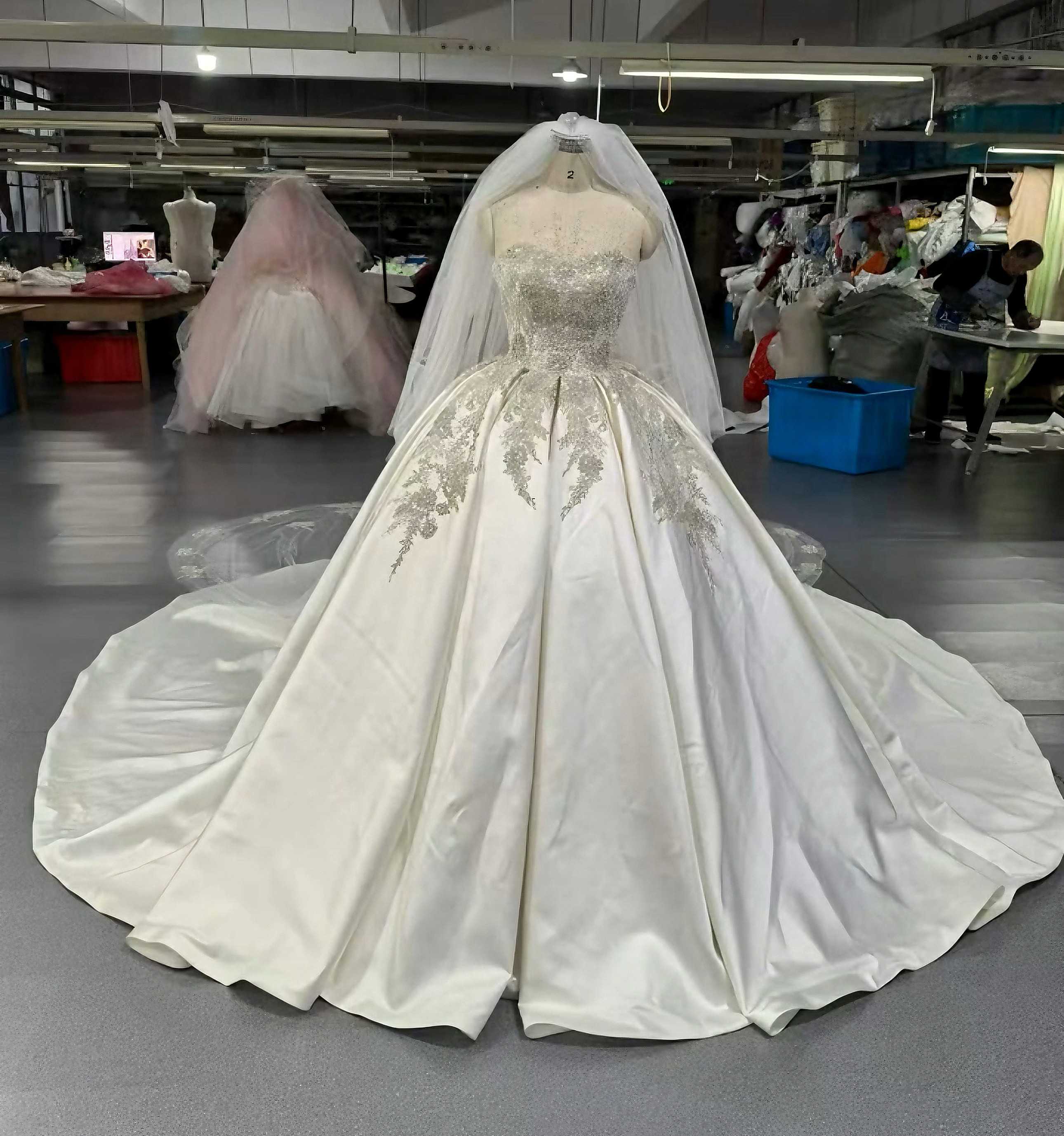 憧れのドレス　ビスチェライン　優雅なレース　高級サテン　ボリューム　上品　編みあげ　ロングトレーン　結婚式　オーダー可能