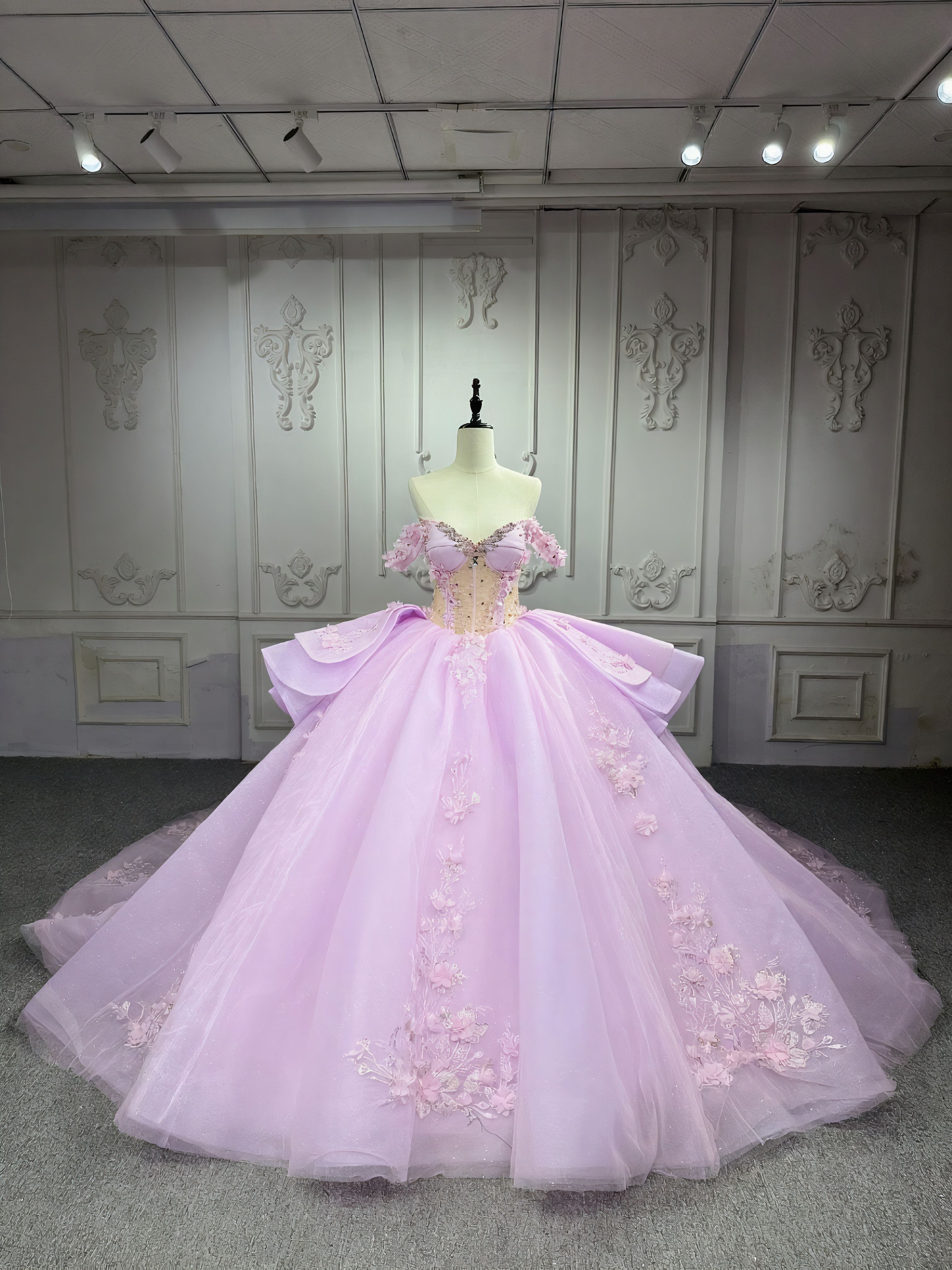 華やかなトレーン　パーティードレス　オフショルダー　二の腕カバー　ラッフルスカート　前撮り海外挙式コンテスろ　ばら刺繍