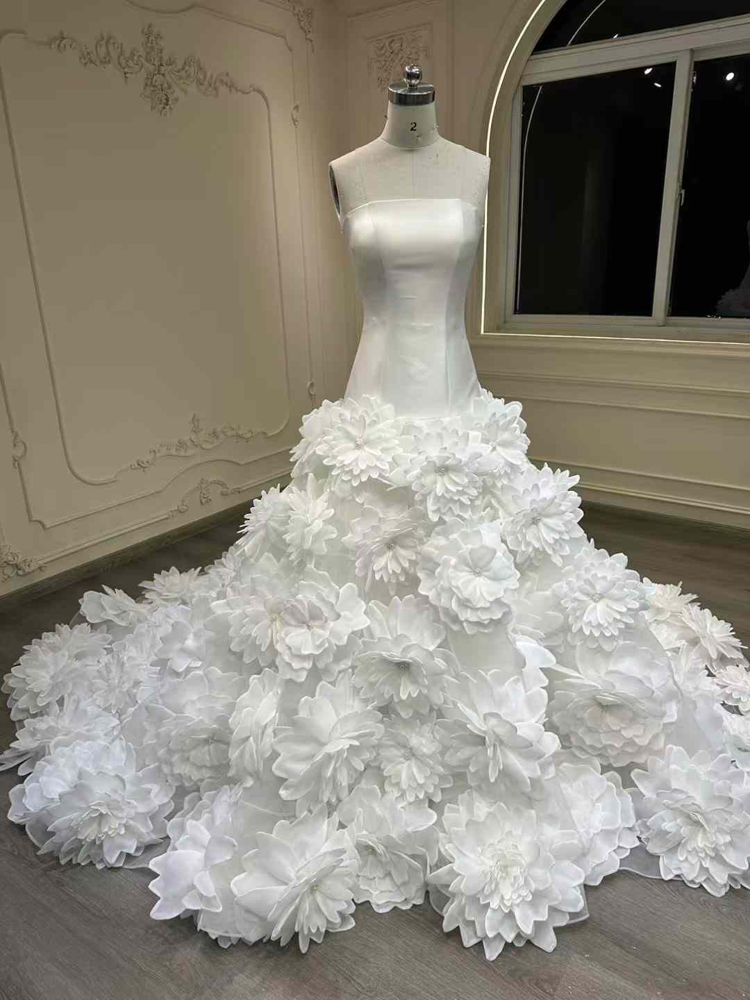 高品質保証！お花飾り　上品　ホワイト　マーメイドドレス　痩せて見える　ロングトレーン前撮りスタジオ二次会演奏会音楽会挙式