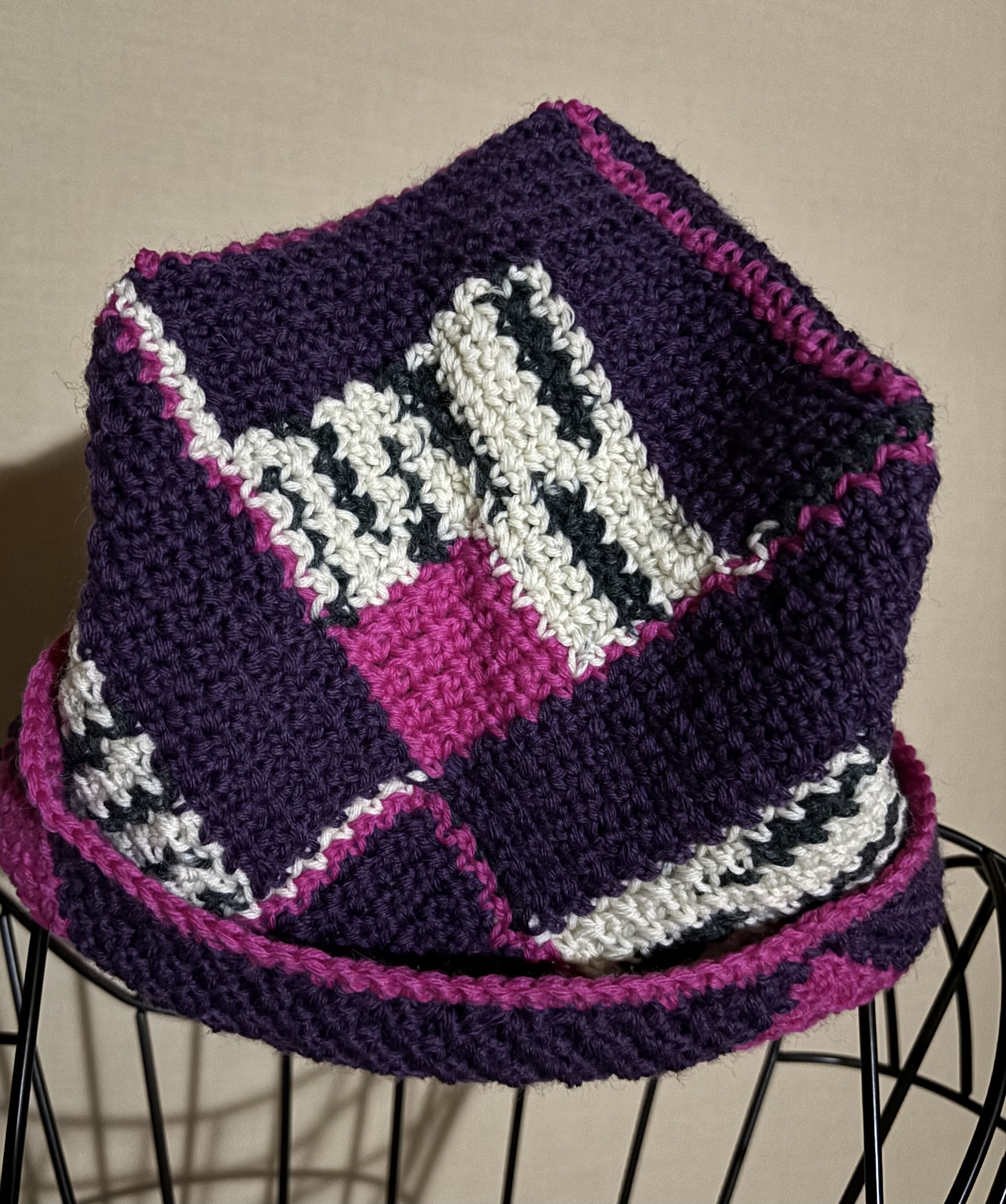 細方眼編みのカラフル帽子・パープル