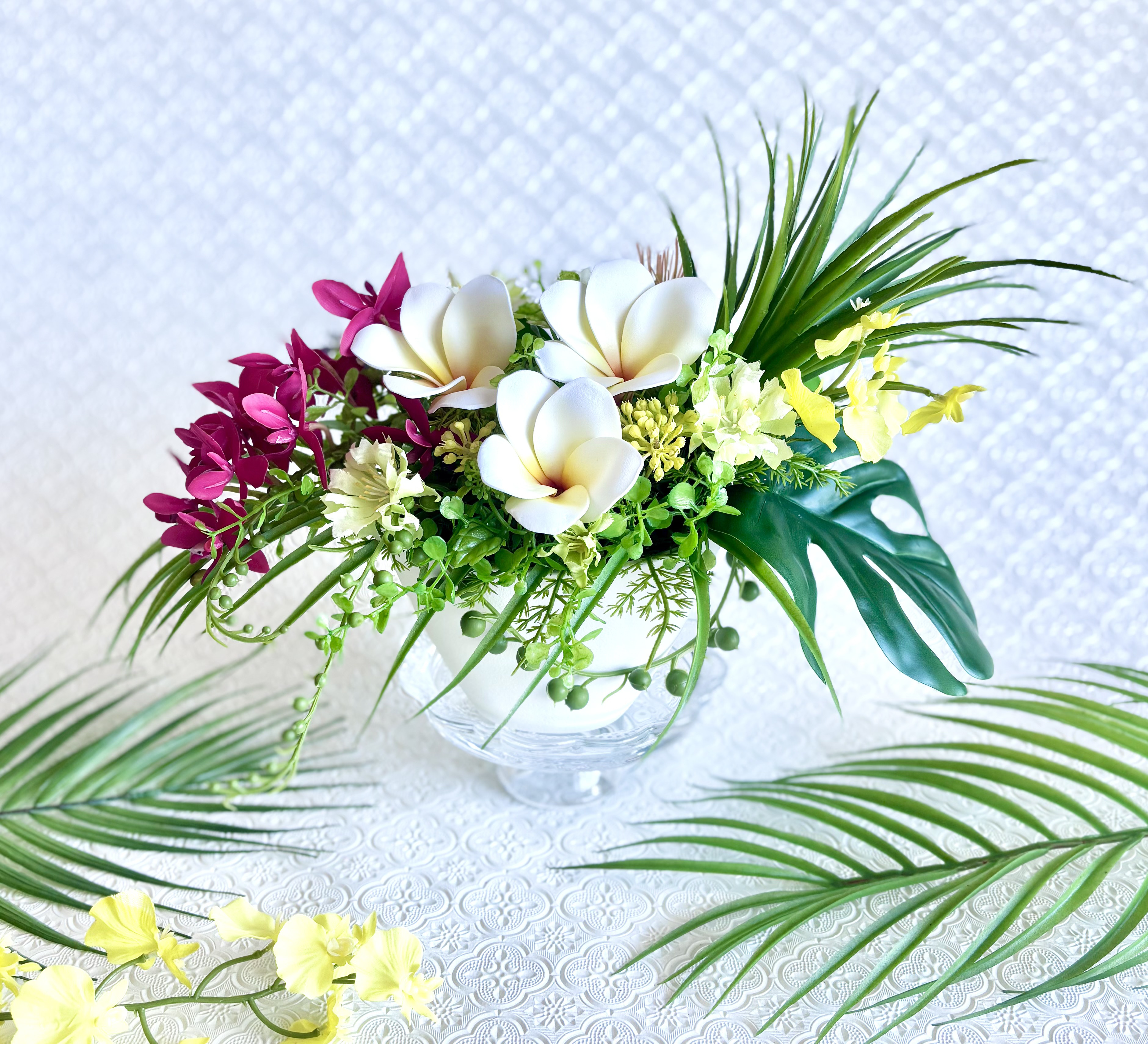 プルメリアと南国グリーンのリゾートスタイルアレンジメント（アーティフィシャルフラワー・造花） 4,346円