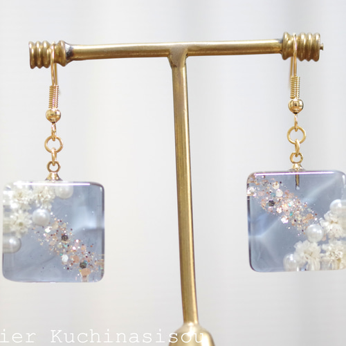 【468】アクリルビーズとレジンモチーフのピアス／イヤリング レジンアート スクエアピアス〈夜の遊園地〉 ピアス（フック・チェーン