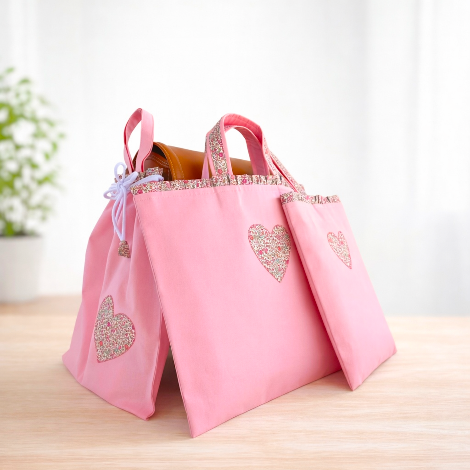 リバティのフリルとハートアップリケのレッスンバッグ・上履き入れ・体操服袋の３点セット（ピンク）＊入園入学2026＊