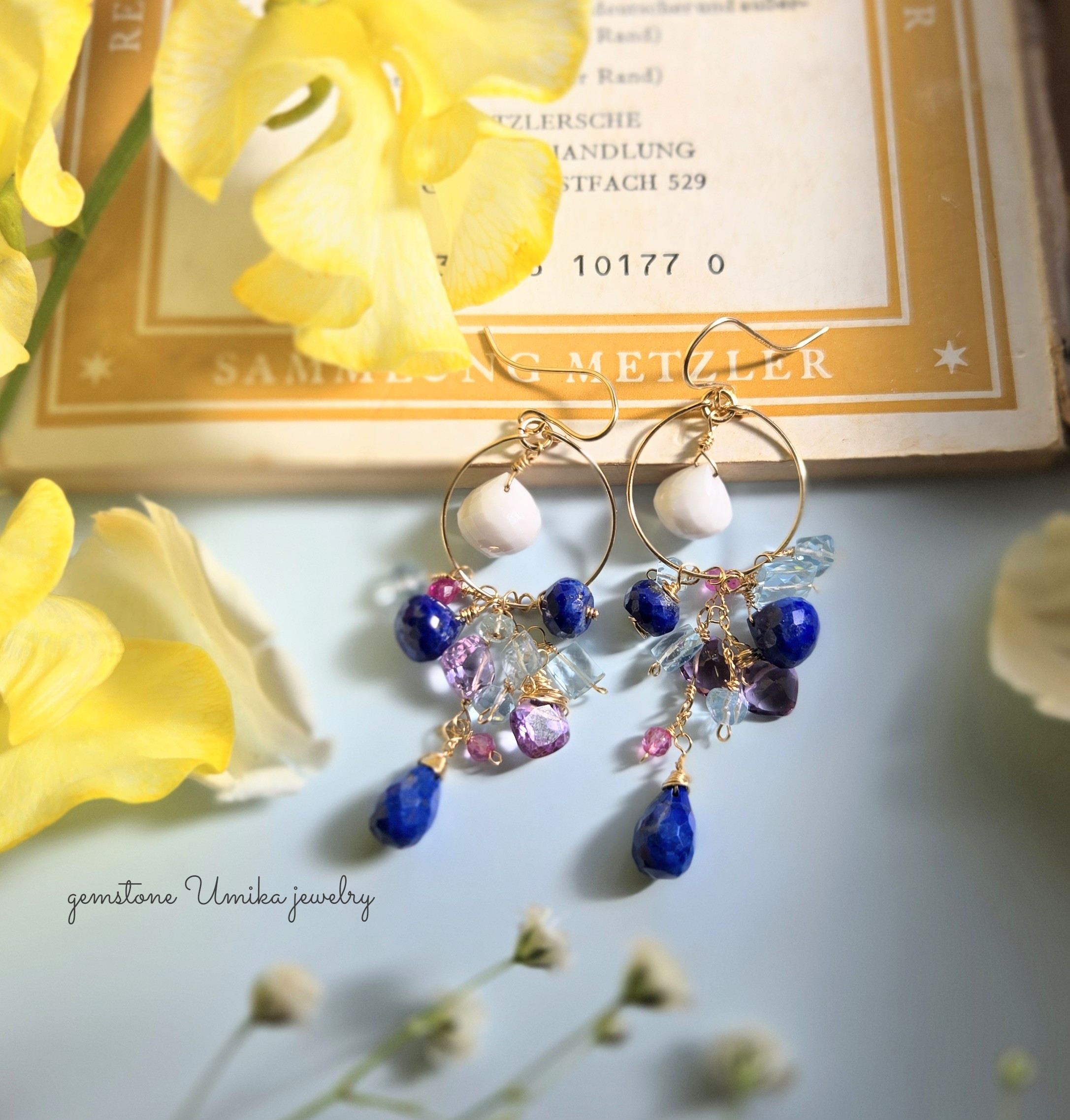 ラピスラズリ、ホワイトアゲート、カラフルな天然石たちのフープピアス14kgf