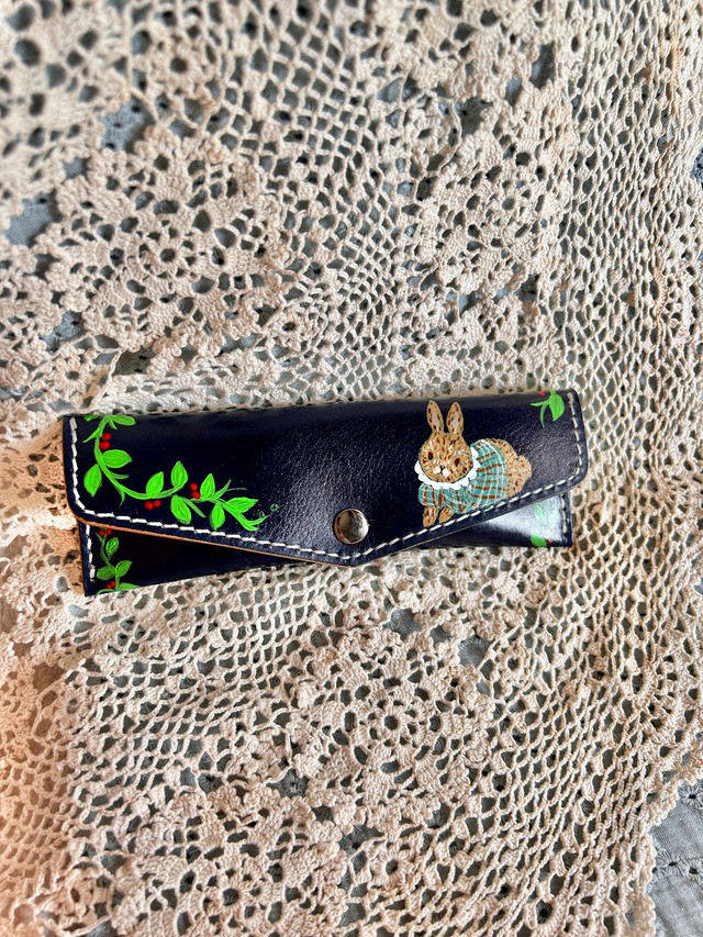 本革おとなペンケース「物書きうさぎのケース」