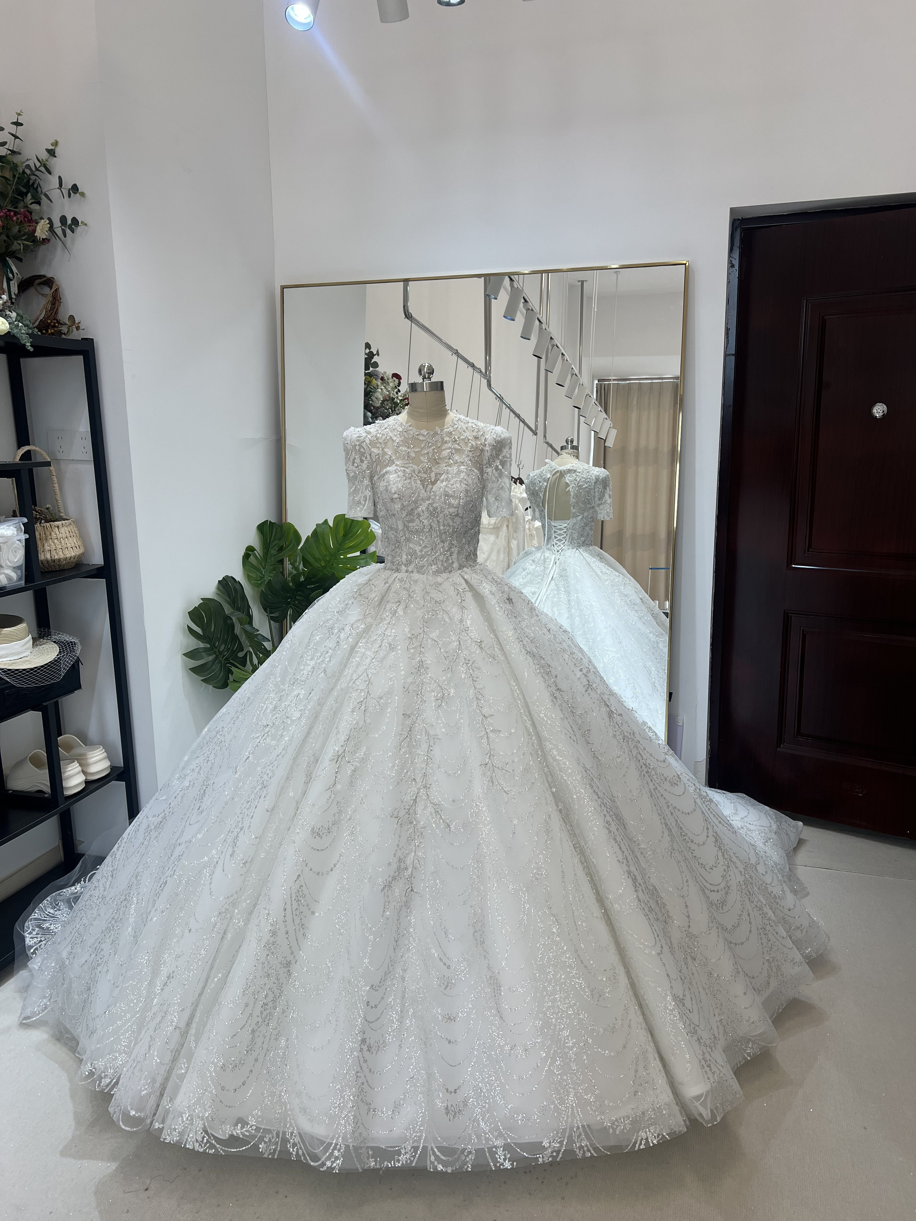 韓国風キラキラウエディングドレス 3D立体レース　短袖　ロングトレーン　ビジュードレス　グリッターチュール　結婚式