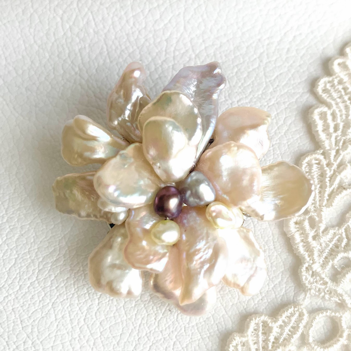 ～春霞の彩り～花びら淡水真珠のブローチ