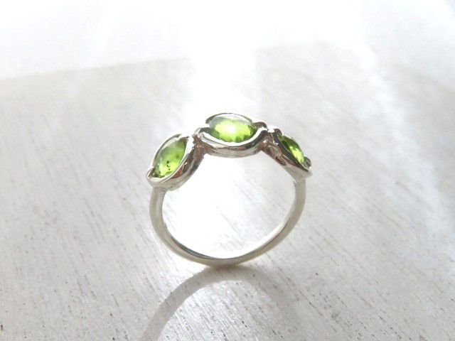 シルバー　フリーフォームペリドット3ヶ付　リング