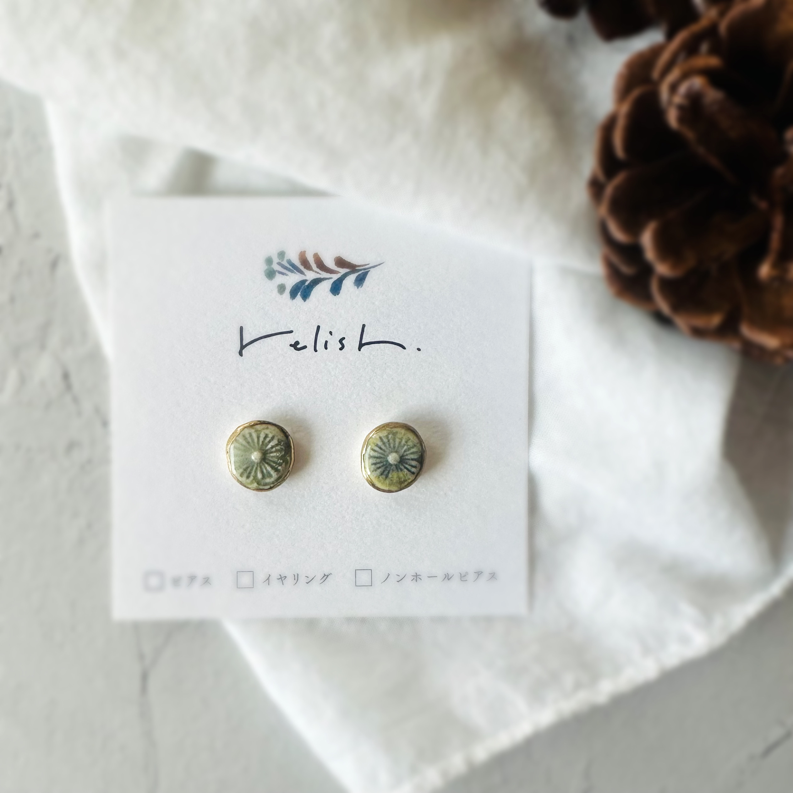 【再販】グリーン お花 陶器 金継ぎ ピアス イヤリング ノンホールピアス 緑 黄色 イエロー 小さい 小ぶり ゴールド