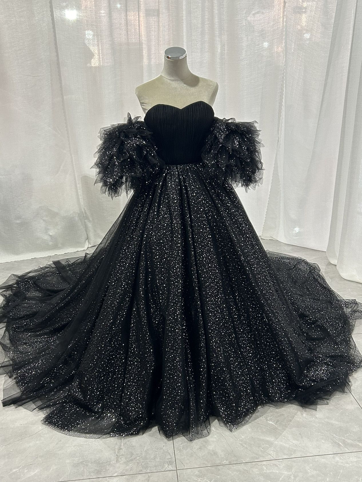 豪華！パーティードレス ブラック フリル袖 キラキラチュール プリンセスライン ロングトレーン 編み上げ 披露宴