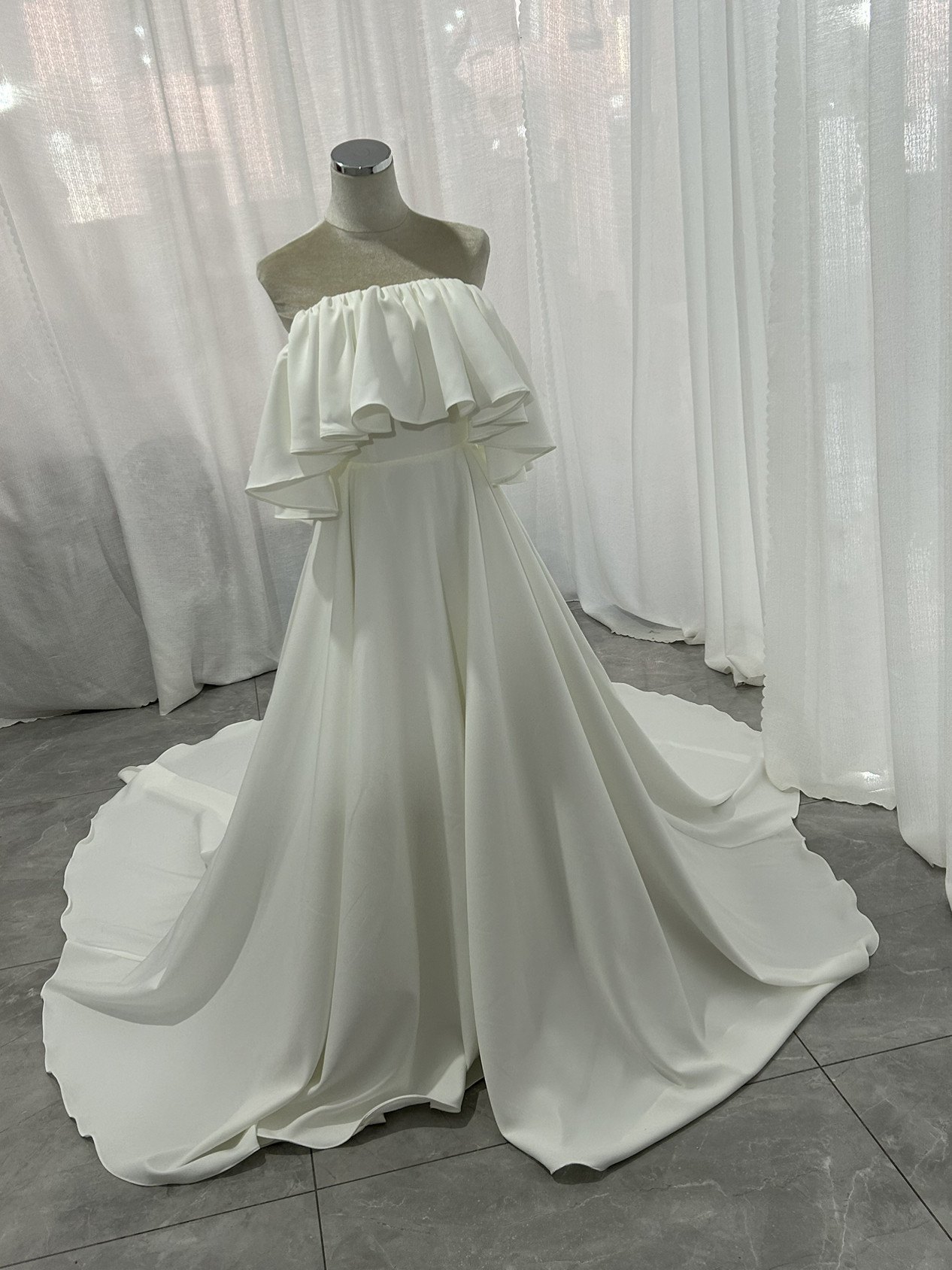 人気上昇！ウエディングドレス オフホワイト オフショルダー 色直し サイズ調整可能