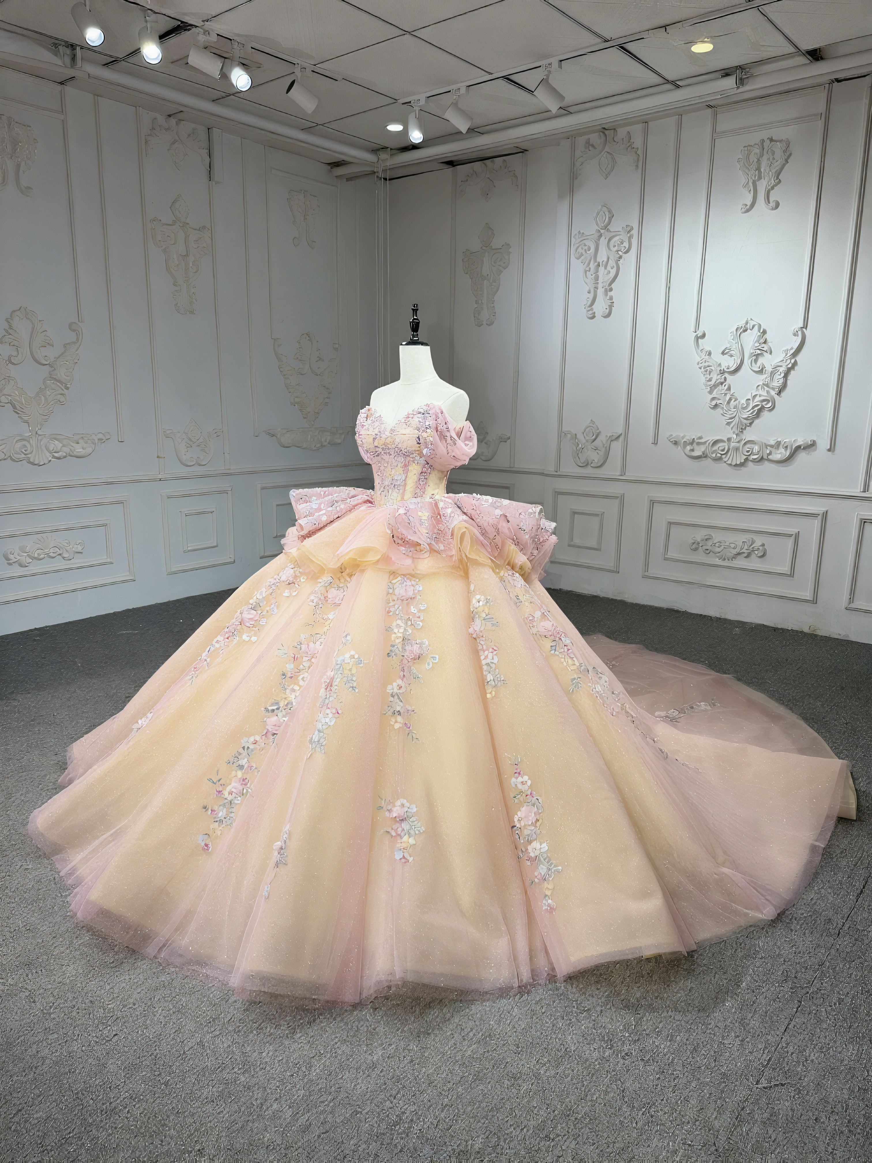 優雅　オフショルダー　ピンクイエロー　ふんわりチュール　ラッフルスカート　2の腕を隠せる　ボリューム　レース成人式卒業式