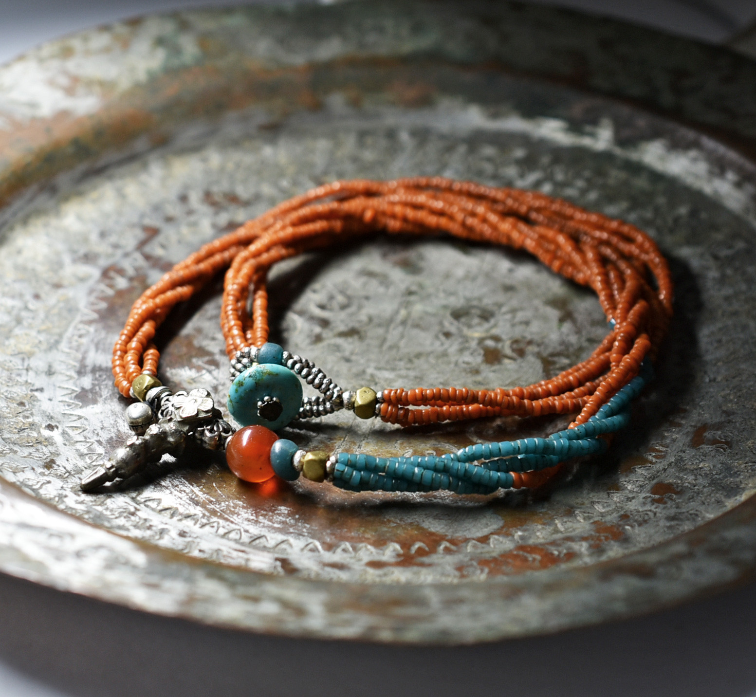 oldアフガンシルバーとミゾーラムカーネリアン、インドシルバー鈴、アンティークオレンジ＆ピーコックブルービーズの4連ネッ