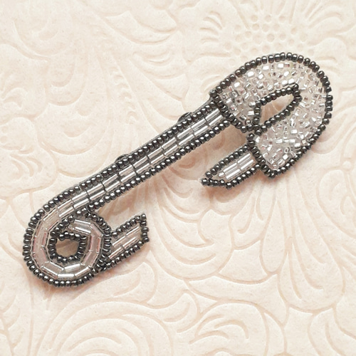 受注>安全ピンのブローチ(大/白銀) ＊オートクチュールビーズ刺繍