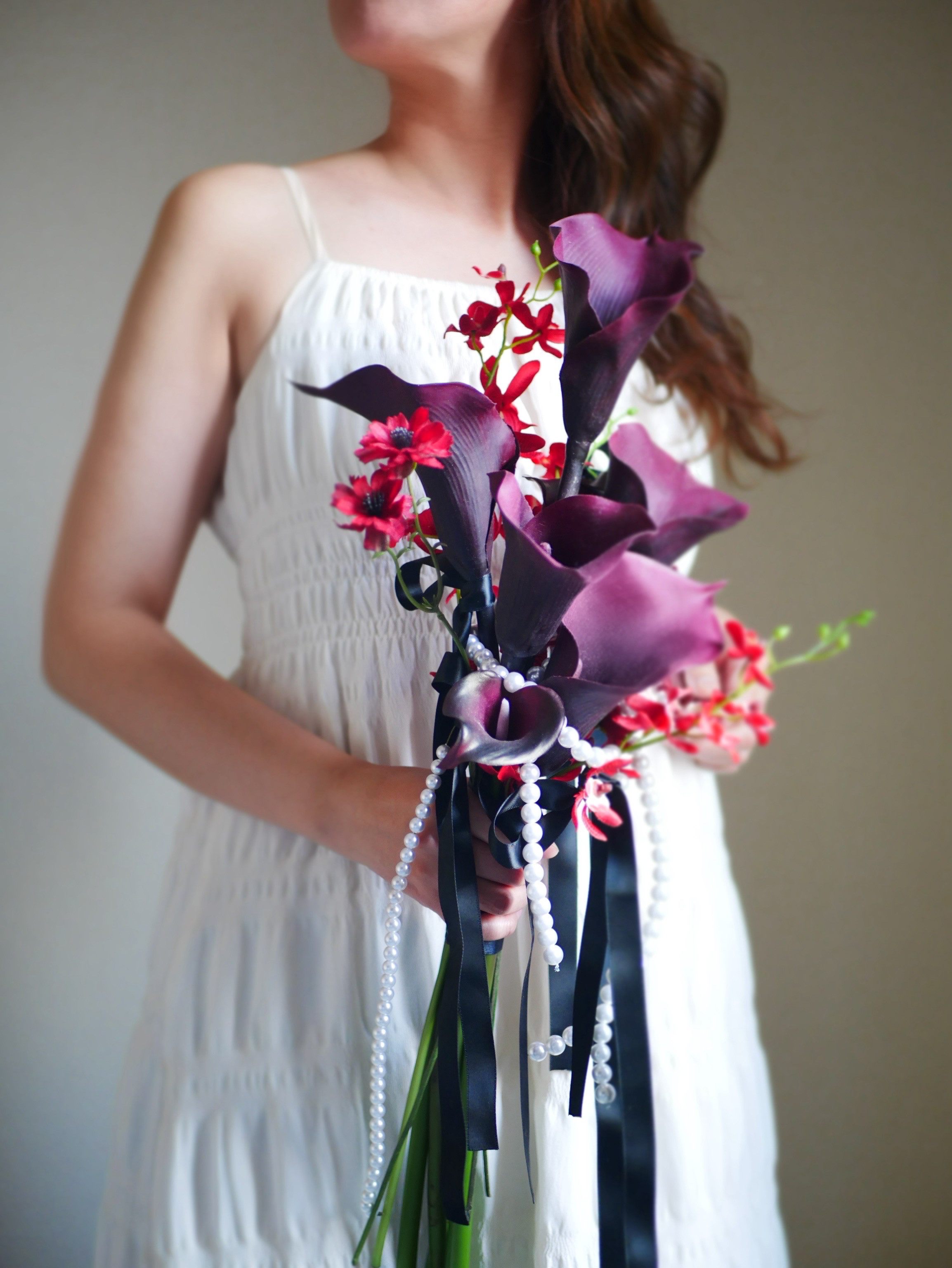 【ウェディングブーケ】Noir Grace ワインレッドのモダンブーケ｜カラーリリー×パールリボン｜ウェディング・前撮り