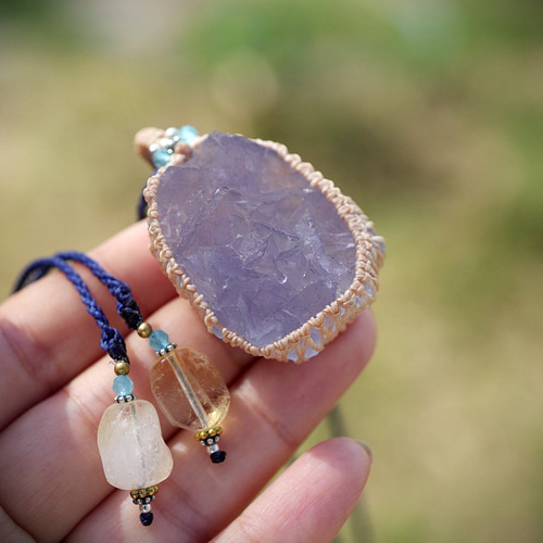 大粒ダイナミック☆ブルーフローライト原石 マクラメネックレス1882