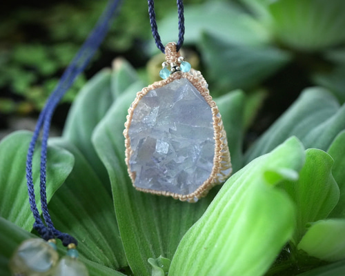 大粒ダイナミック☆ブルーフローライト原石 マクラメネックレス1882