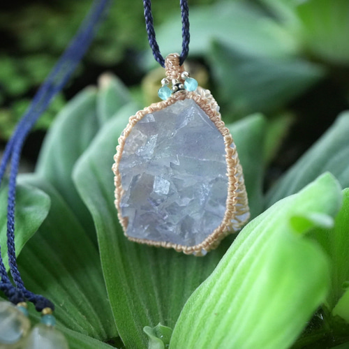 大粒ダイナミック☆ブルーフローライト原石 マクラメネックレス1882