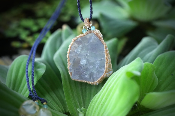 サイケデリックマクラメネックレス 大粒ダイナミック☆ブルーフローライト原石 マクラメネックレス1882
