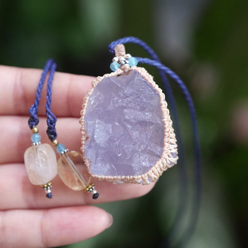 大粒ダイナミック☆ブルーフローライト原石 マクラメネックレス1882