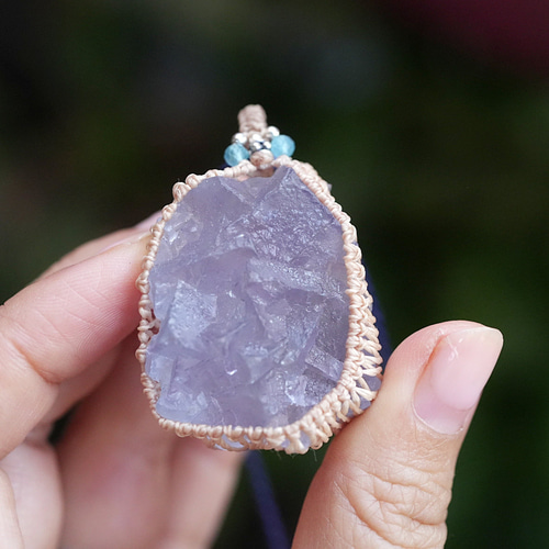 大粒ダイナミック☆ブルーフローライト原石 マクラメネックレス1882