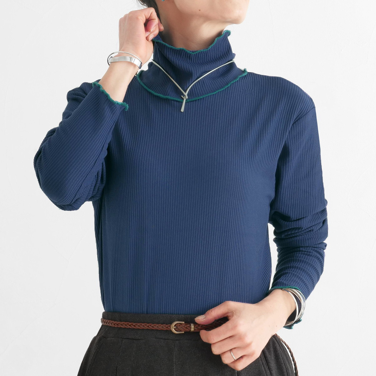 ロングシーズン活躍＊メロウ仕上げがアクセント＊リブ素材＊タートルネックトップス＊ネイビーブルー