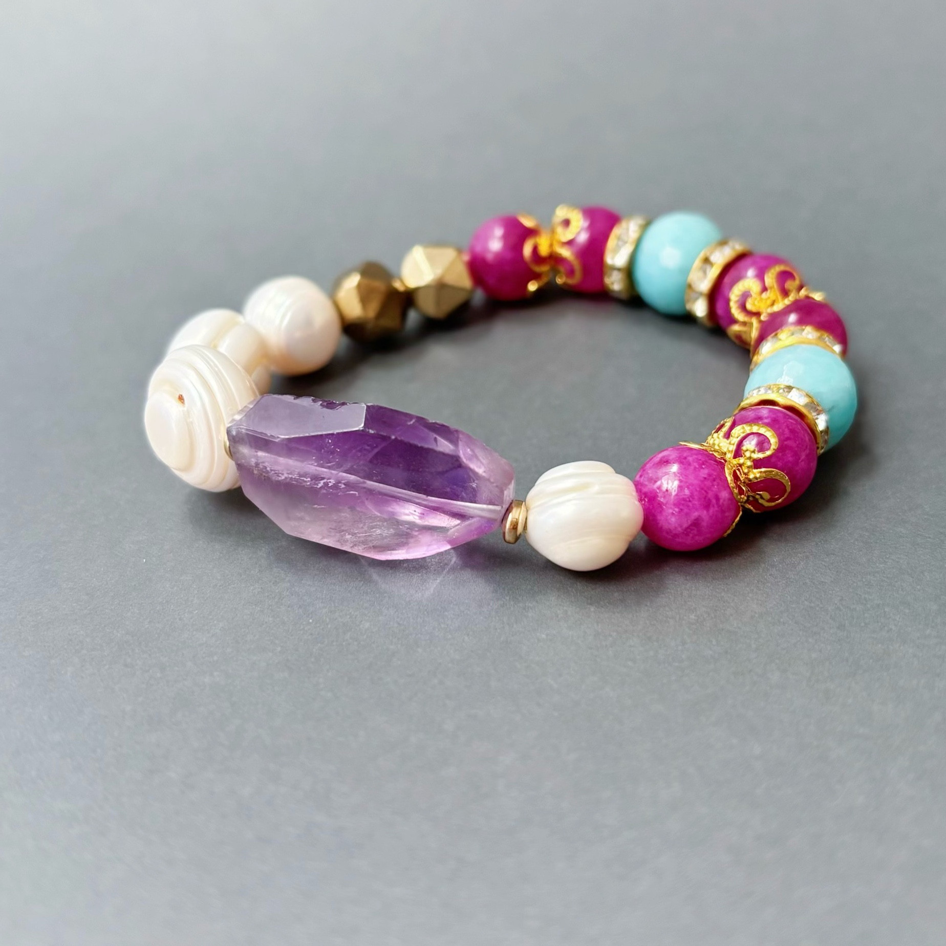 エキゾチックな高級感をまとう異国の天然石ブレスレット/淡水パール×ピンクジェイド×アマゾナイト×アメジスト×ヘマタイト