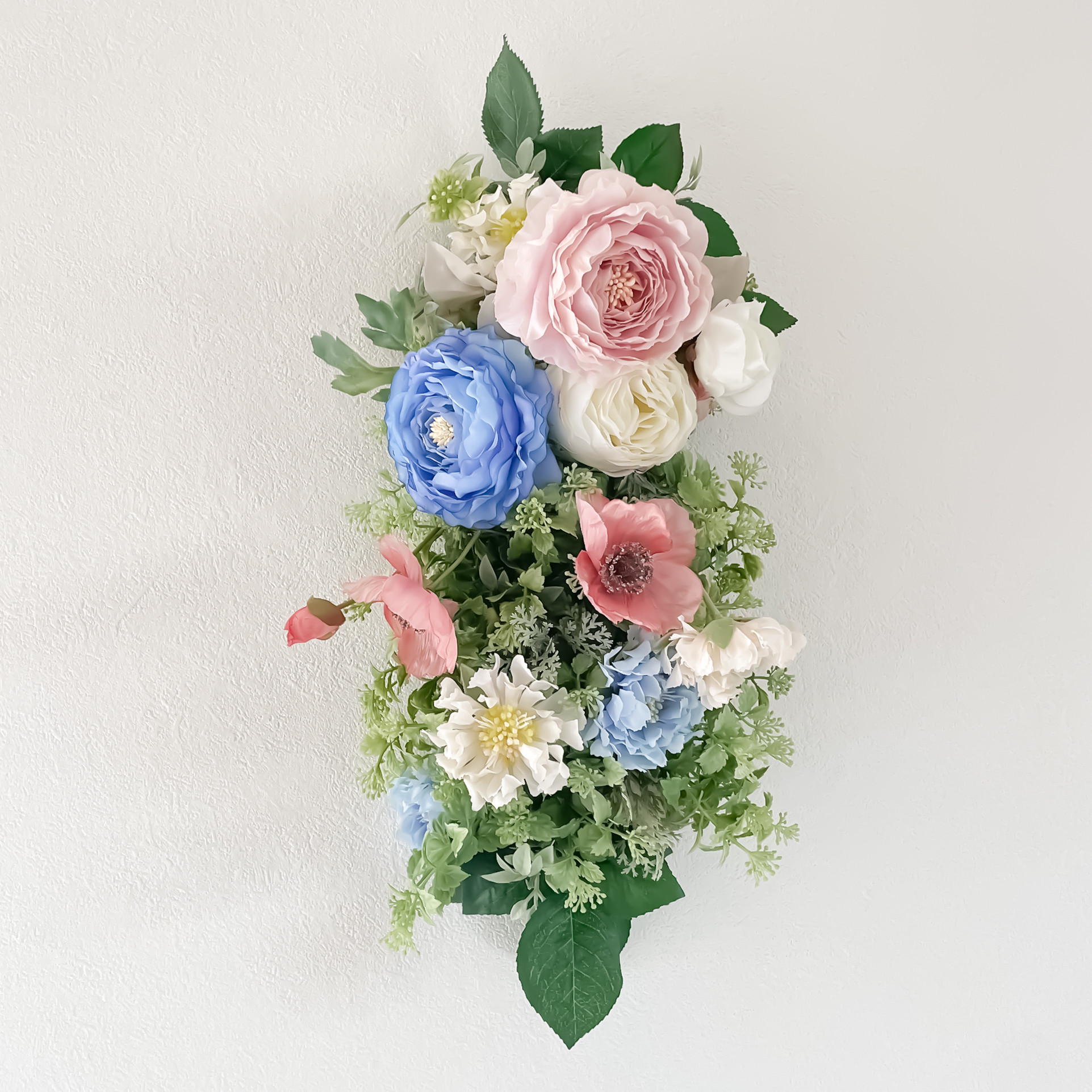 【ヒラヒラ花弁のロマンティックスワッグ】人気の甘いお花たちでお部屋を飾ります。白い壁にピッタりです。