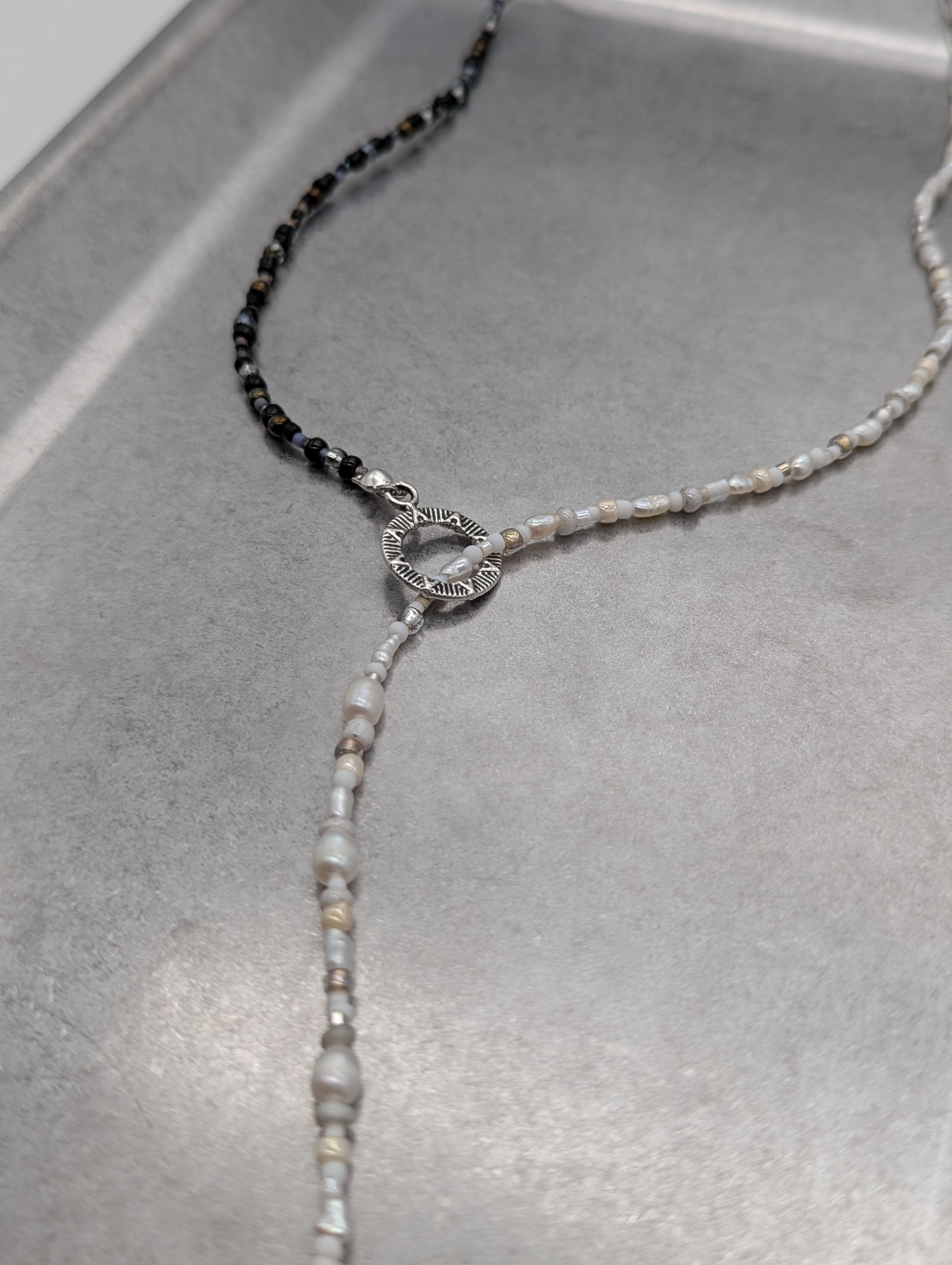 淡水パールとガラスビーズのバイカラーロングネックレス