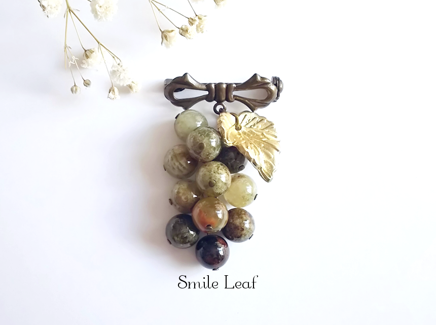 グリーンガーネットの葡萄ブローチ