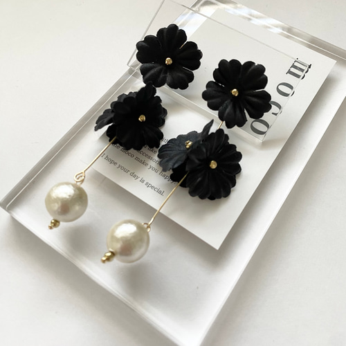 ♡ハンドメイド♡ビジューピアスイヤリング№831ブラックコットンパール ブラック フラワー 黒 花びら 大ぶり コットンパール ブライダル