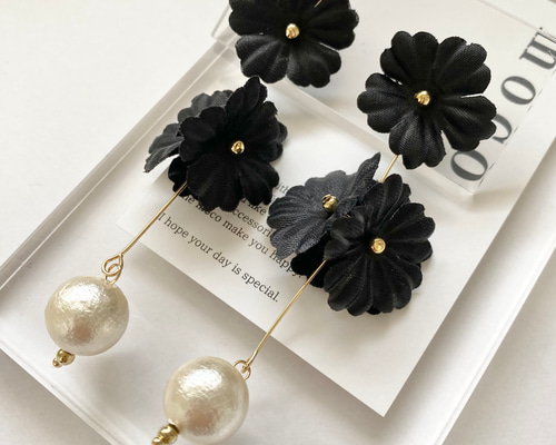 179 ブラック✖︎ゴールド花びらの華やかアクセ　ピアスorイヤリング ブラック フラワー 黒 花びら 大ぶり コットンパール ブライダル