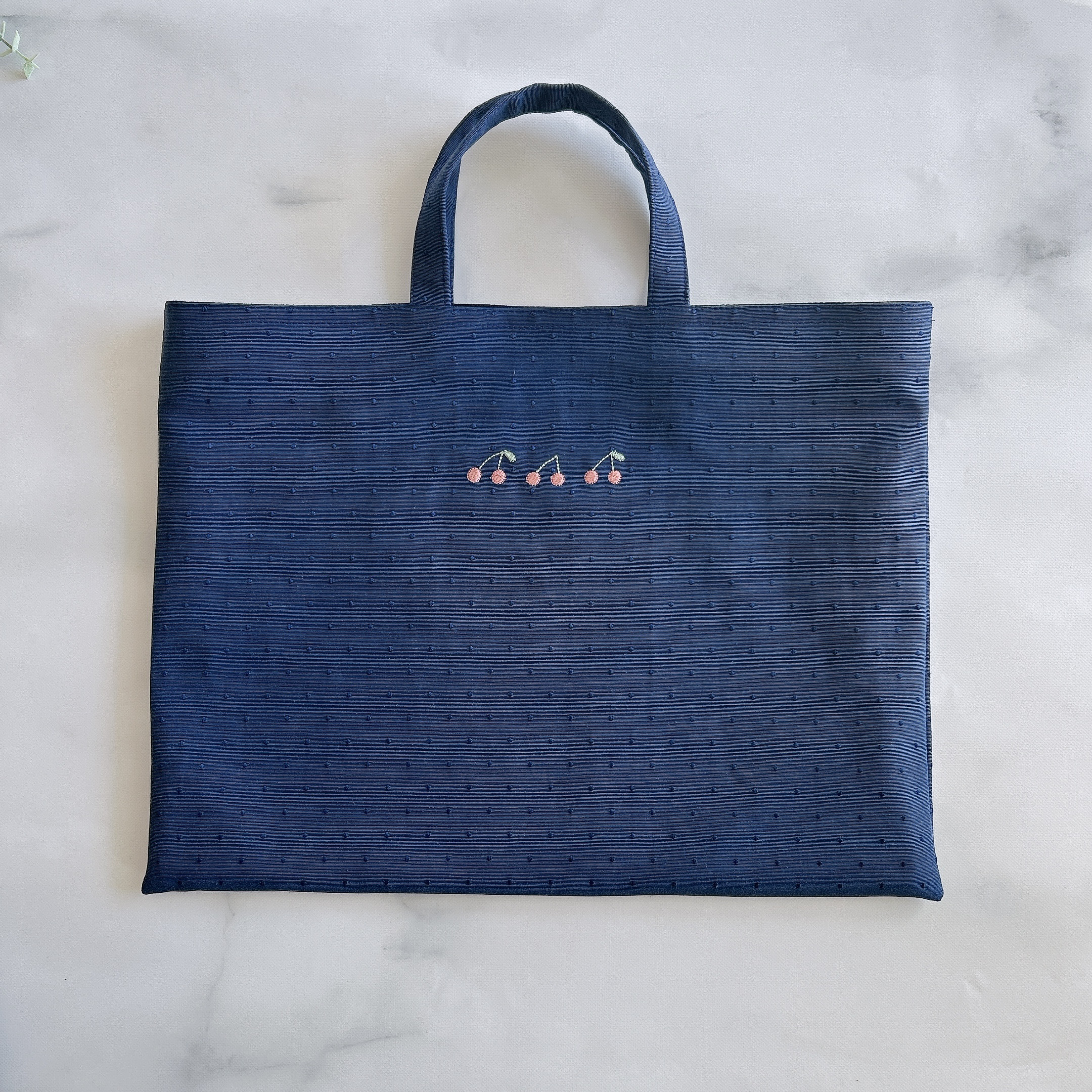 【普通・大マチ5cm】さくらんぼ刺繍のレッスンバッグ・紺色・ネイビー・お受験