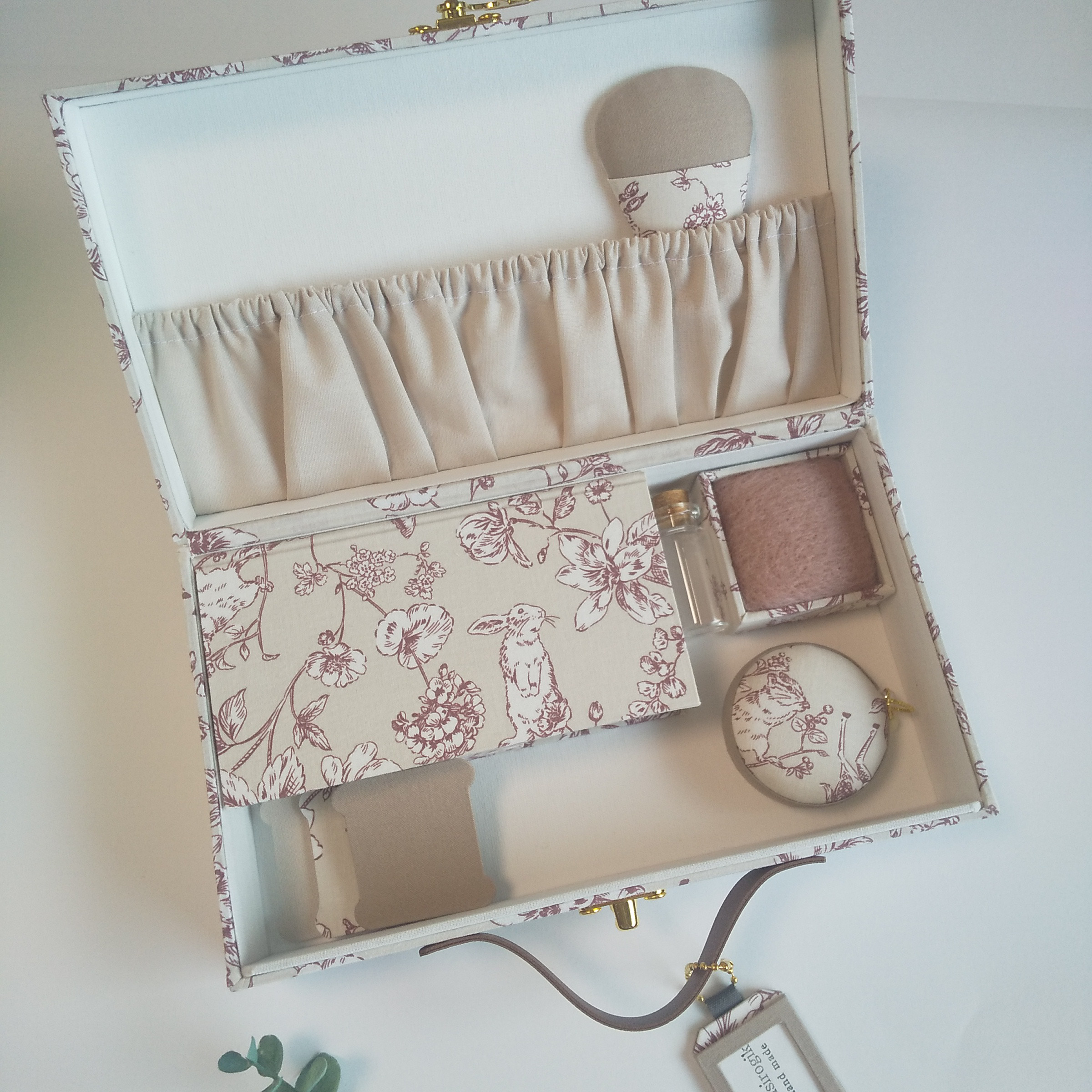 トランク型お裁縫箱とカルトナージュのお裁縫道具のセット（カルトナージュ、 エレガントフラワー、アニマル　ライトグレージュ
