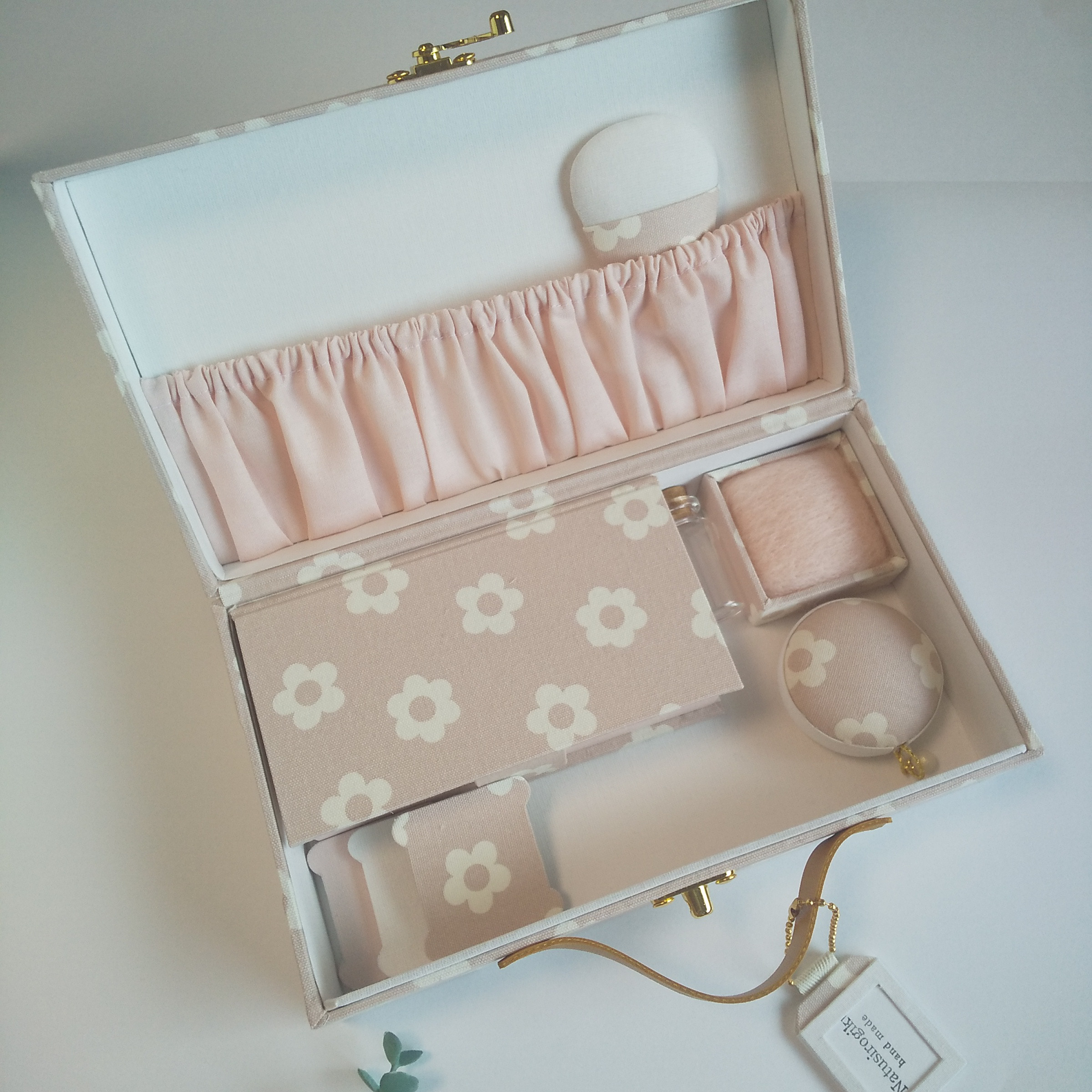 トランク型お裁縫箱とカルトナージュのお裁縫道具のセット（カルトナージュ お花　ピンク)