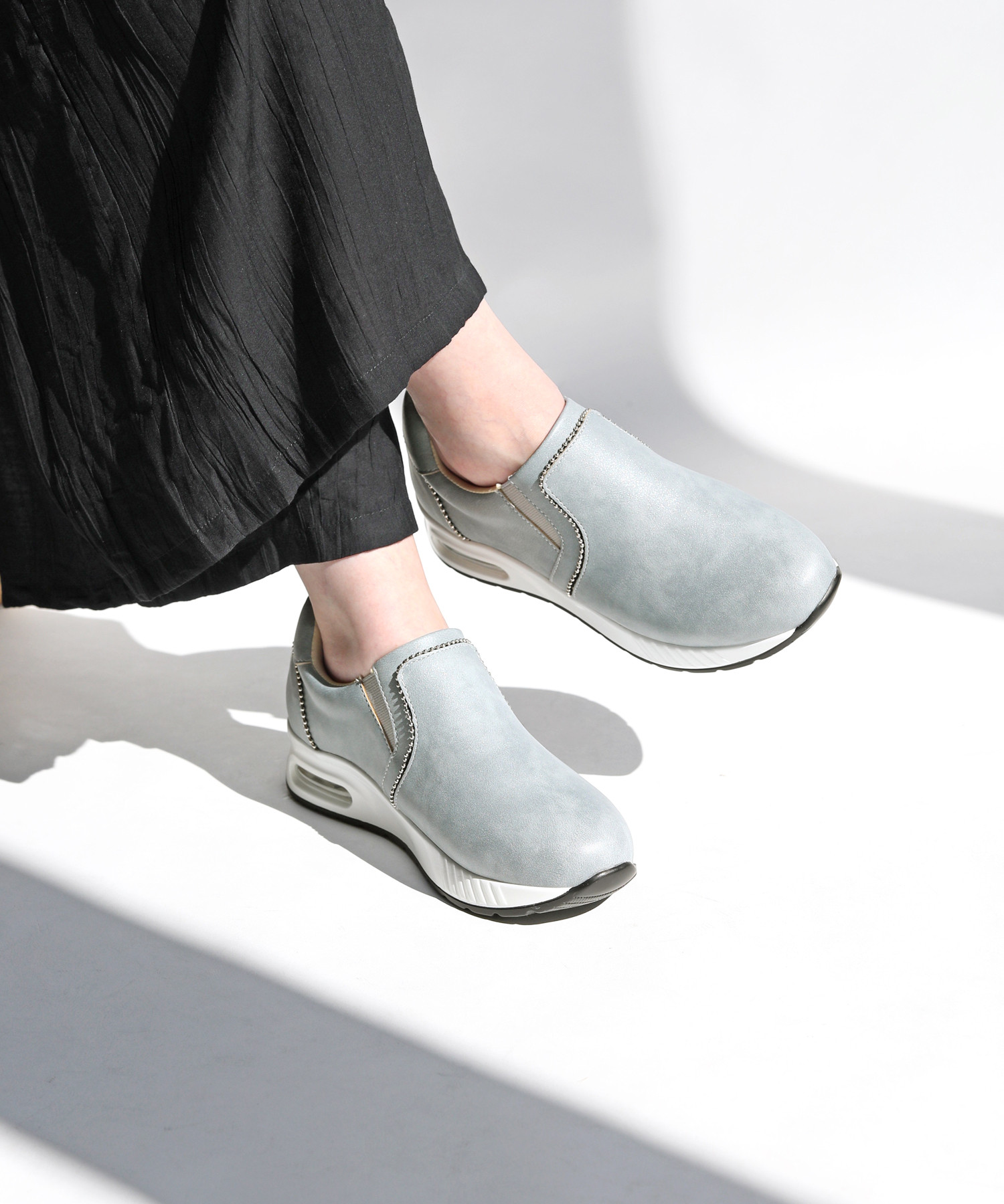 足をふんわり包む柔らか設計♪優しいラメがきらめく大人色スリッポン！4Eオリジナルエアー入りソール【22.5〜24.5】