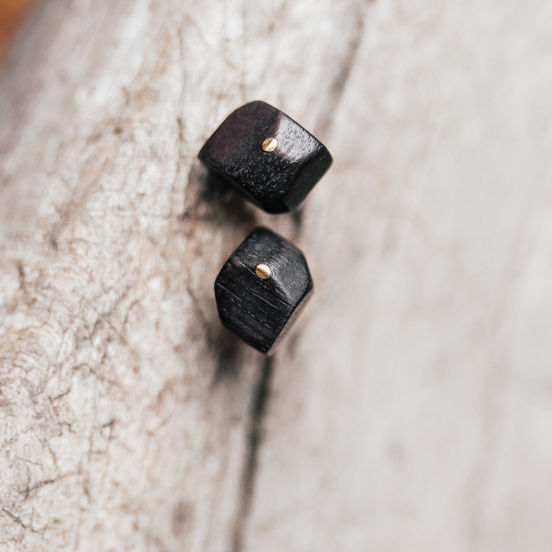 黒檀木の幾何学ピアス｜小さな角に宿る、静かな存在感 ― SV925ポスト ― レディースピアス ハンドメイドピアス ア