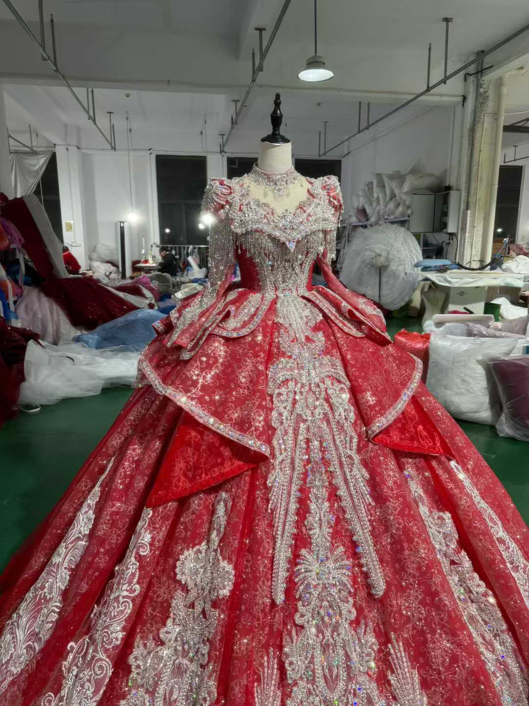 ラッフルスカート　長袖　スクエアネック　赤系レッド　ビジュー付き　Princessお姫様　大人気　フロアー丈　コンテスト