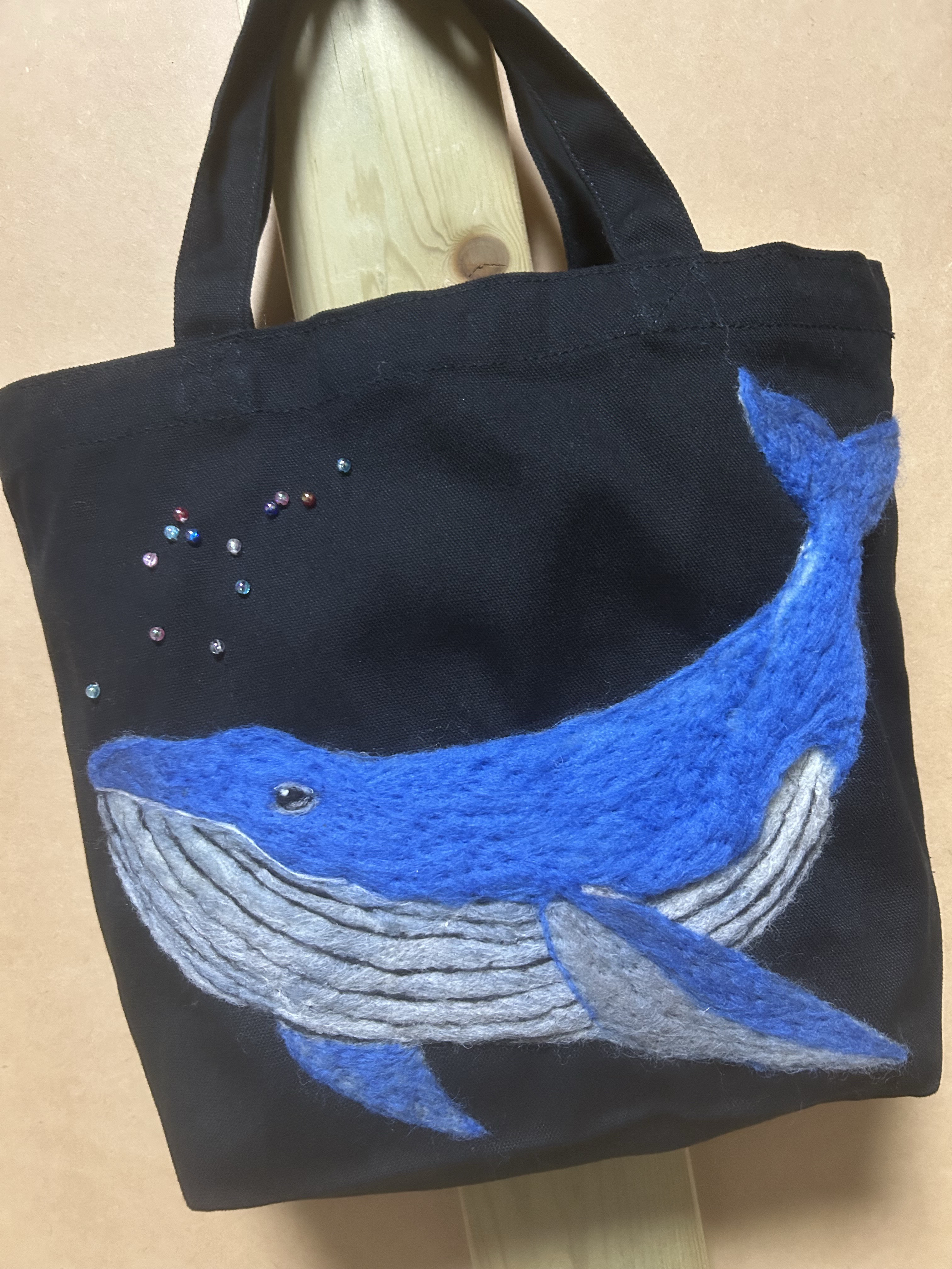 青いクジラの羊毛フェルトトートバッグ｜内布付き・一点物 11,715円