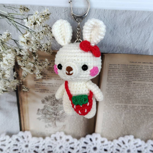 いちごのポシェットを持った＊白うさぎさんあみぐるみキーホルダー