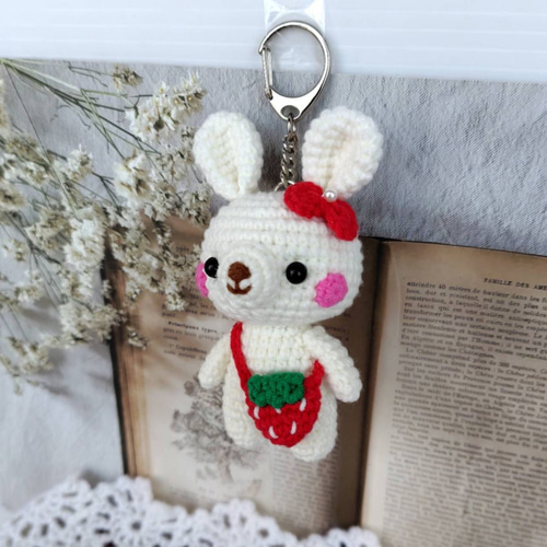 いちごのポシェットを持った＊白うさぎさんあみぐるみキーホルダー