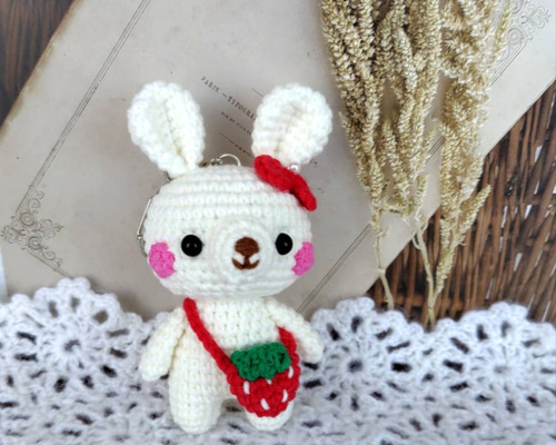 いちごのポシェットを持った＊白うさぎさんあみぐるみキーホルダー